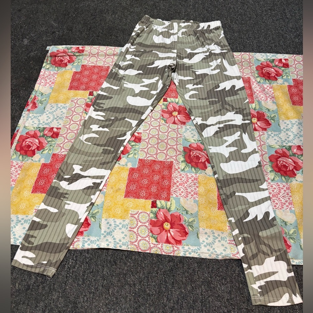 Hot Kiss Green and White Camo Leggings